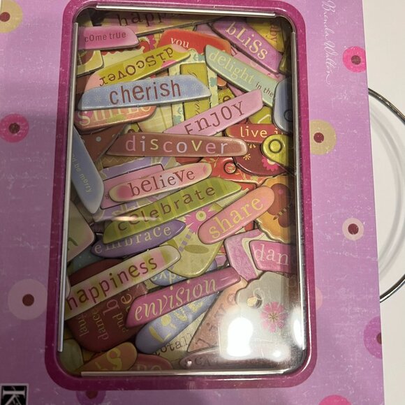 K&C COMPANY “Words & Tags” Chipboard Set in Metal Tin (95 Pieces) - Picture 2 of 5